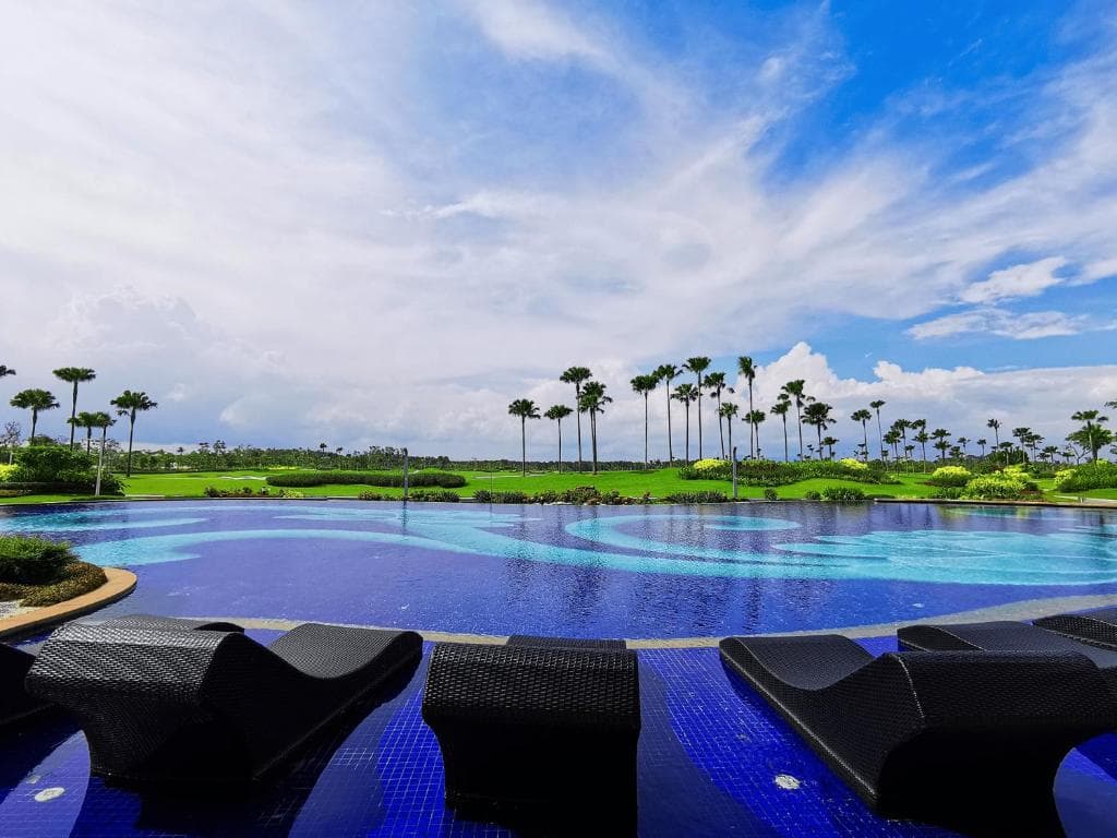 Pool terrace overlooking the Forest City golf course