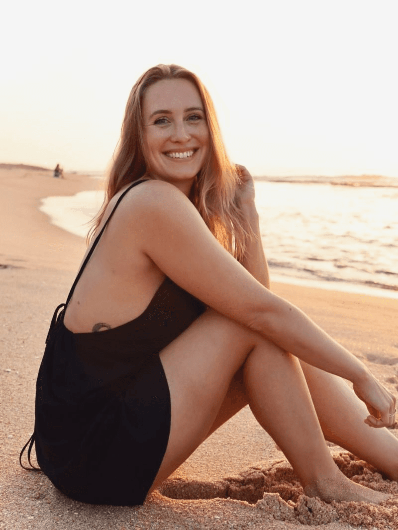 Isabel Maria Jeworski on the beach