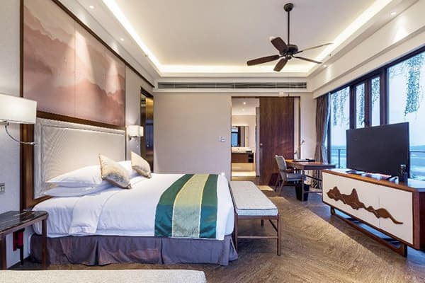 A bright suite at the Forest City Golf Hotel