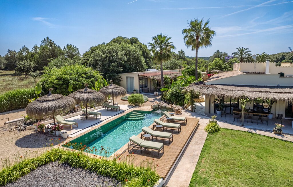 Mediterranean Crays villa with pool and gardens